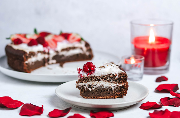 Bolo Red Velvet de beterraba, super fácil de fazer e sem qualquer adição de gordura. Com receita de creme sem açúcares adicionados. Uma receita para amantes de beterraba.