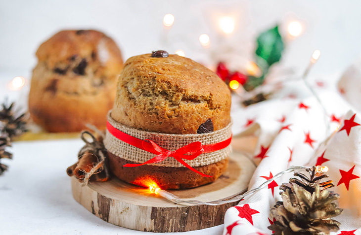 Chocotone de natal delicioso, sem ovos e muito simples de se fazer. Não precisas de forma, com latas grandes de produtos enlatados serve perfeitamente!