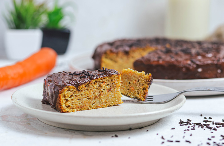 Receita de bolo de cenoura, sem qualquer açúcar adicionado. Receita de cobertura de chocolate baixa em açúcares e deliciosa.
Um bolo maravilhoso para uma sobremesa mais saudável.