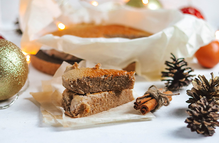 Bolo de canela húmido com apenas 5 ingredientes, muito rápido e fácil de se fazer. Apenas 90 calorias por fatia!