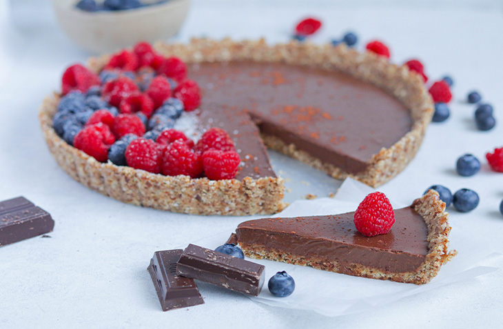 Tarte de chocolate totalmente vegana e sem qualquer açúcar adicionado, super fácil e rápida de preparar. Com base naturalmente adoçada pelas tâmaras e recheio adoçado com o chocolate.