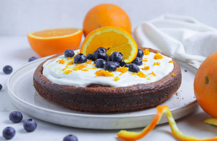 Bolo delicioso com sabor a laranja e iogurte, sem qualquer gordura adicionada e menos de 90 calorias por fatia. Receita fácil e com poucos ingredientes.